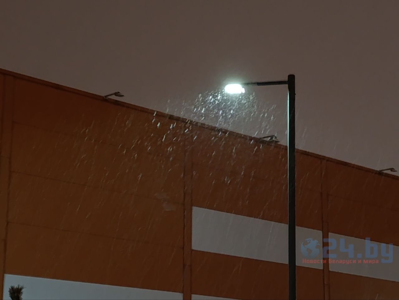 идет снег фонарь