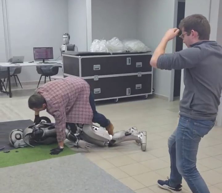 Падение российского робота в офисе