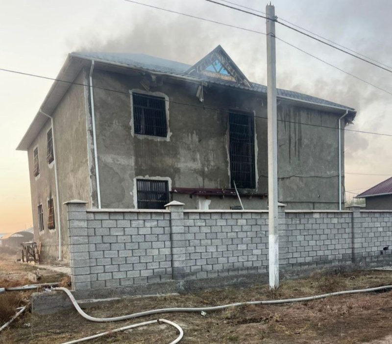Пожар в Казахстане горит дом