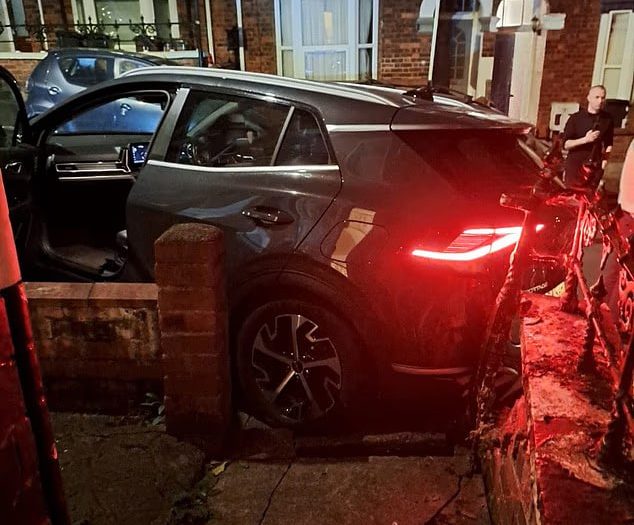 автомобиль врезался в забор в Британии