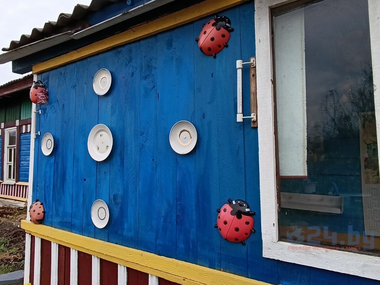 стена дома оформление