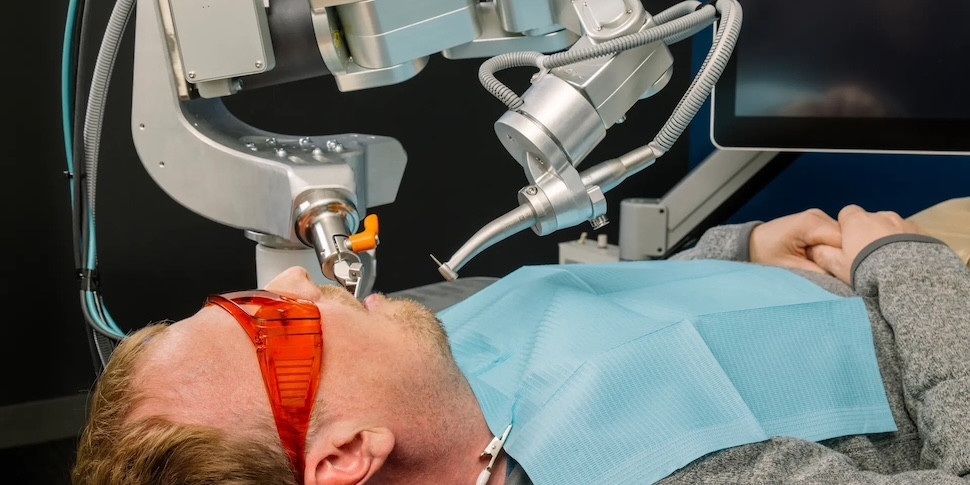 Робот лечит зуб