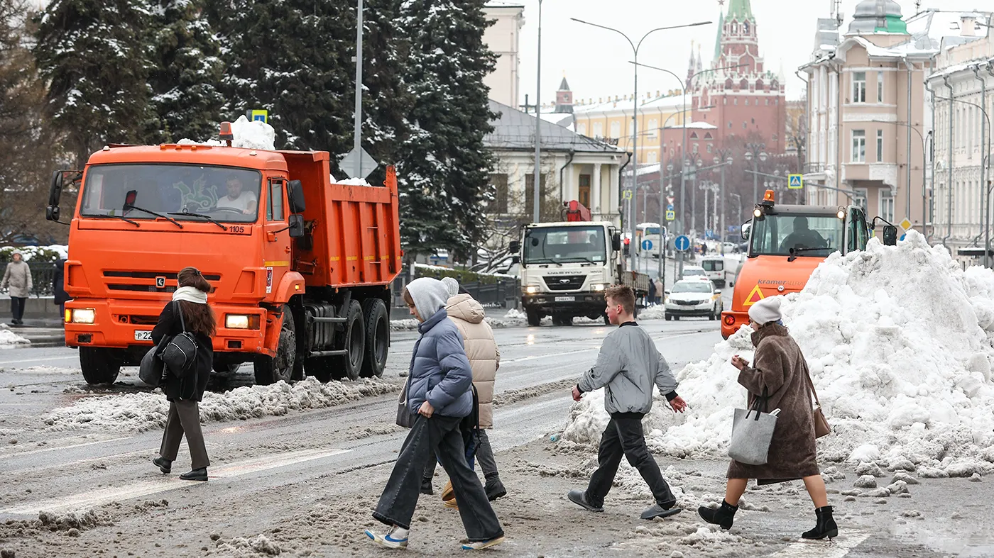 Первый снег: испытание для минских улиц. Как водителям и пешеходам избежать опасности?