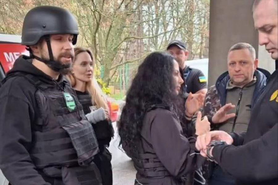 Анджелина Джоли