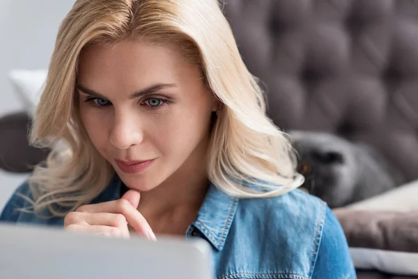 Девушка сидит за компьютером