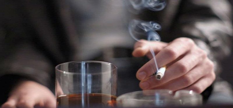 Женщина курит