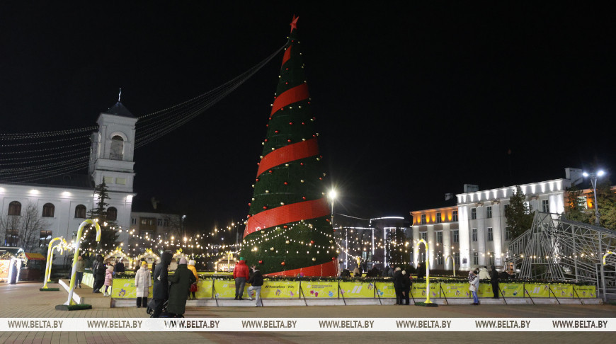 Главная елка Бреста каток