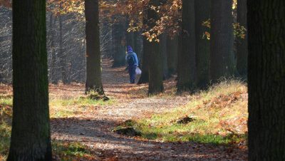 подросток в лесу