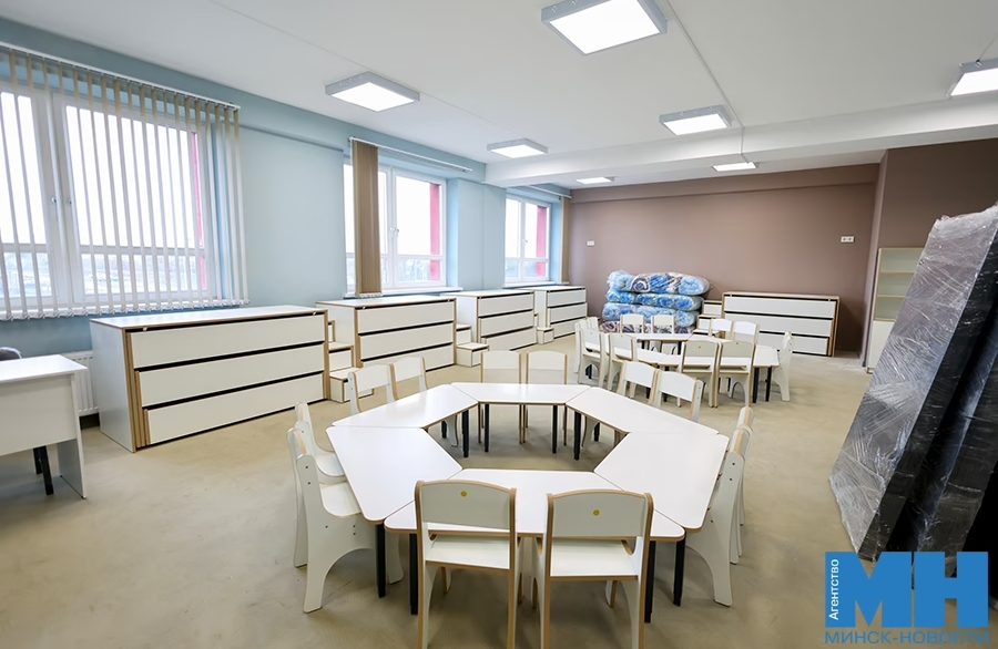 кабинет в новой школе Минск-Мир открытие дети