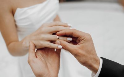 Заключение брака новобрачные жених и невеста кольцо