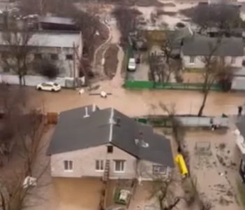 потом на Червякова в Минске прорыв трубы вода