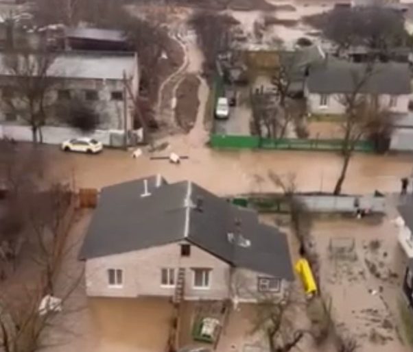 потом на Червякова в Минске прорыв трубы вода