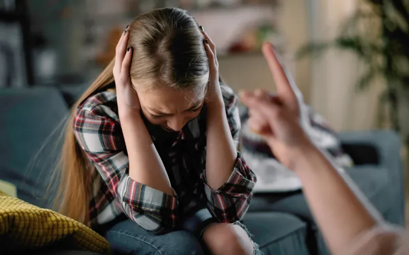 молодая девушка подросток конфликт