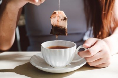 Чайный пакетик девушка пьет чай заварка пакетированного чая