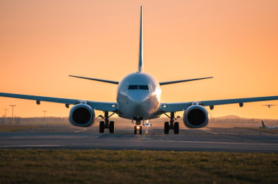 Самолет на взлетной полосе Бразилия пожар