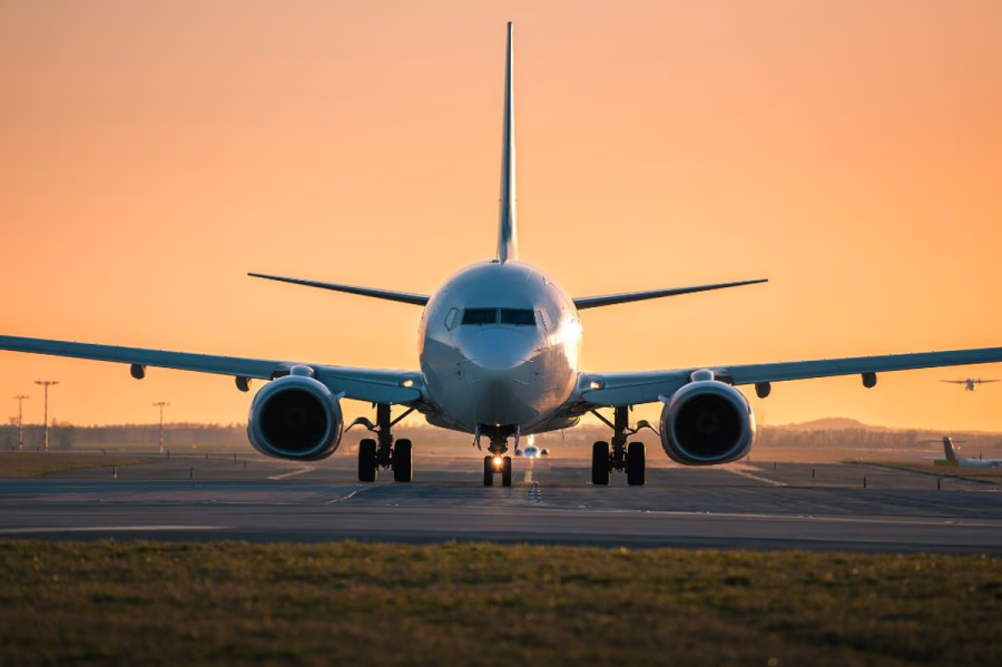 Самолет на взлетной полосе Бразилия пожар