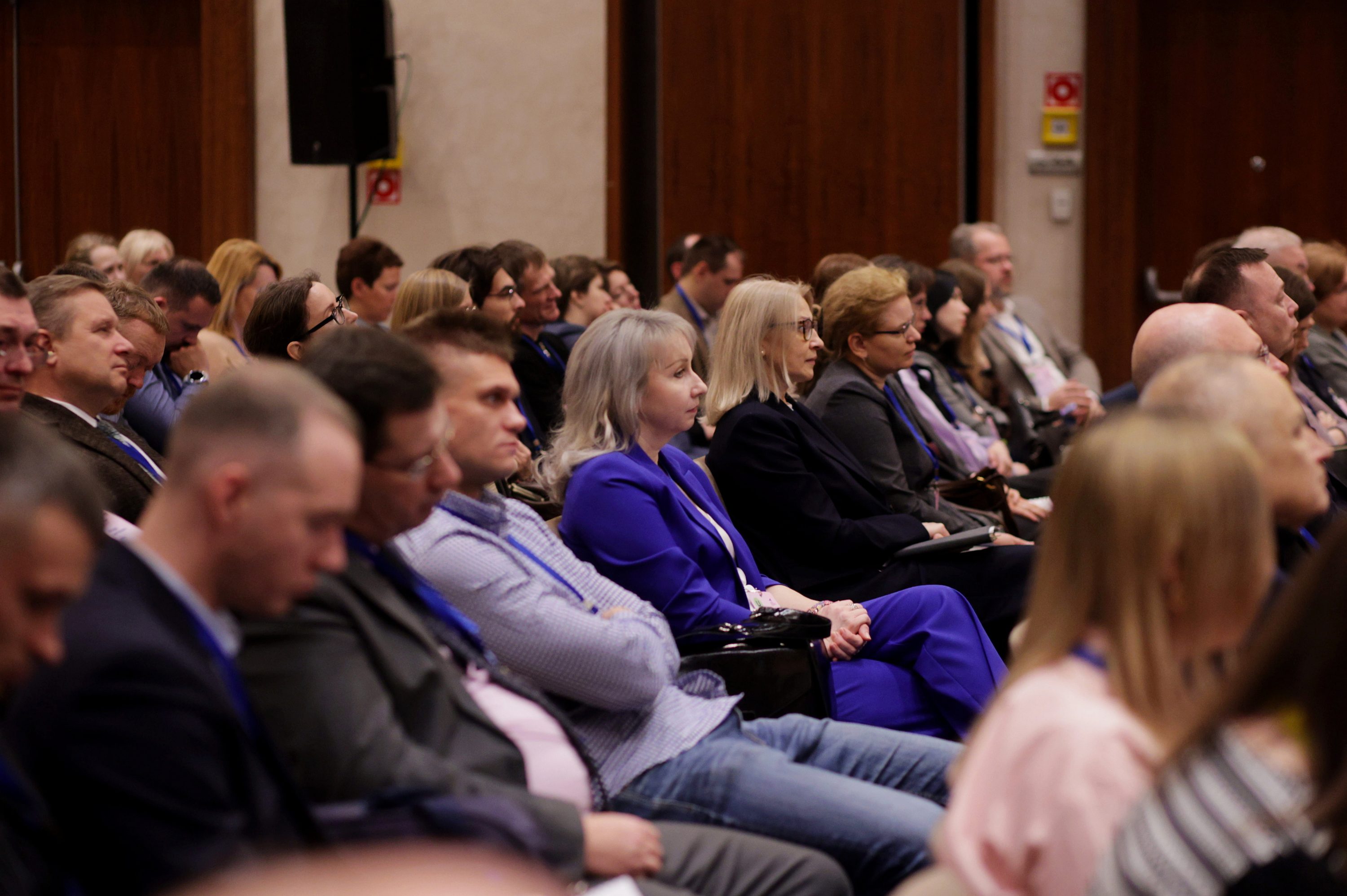 конференция люди в зале 