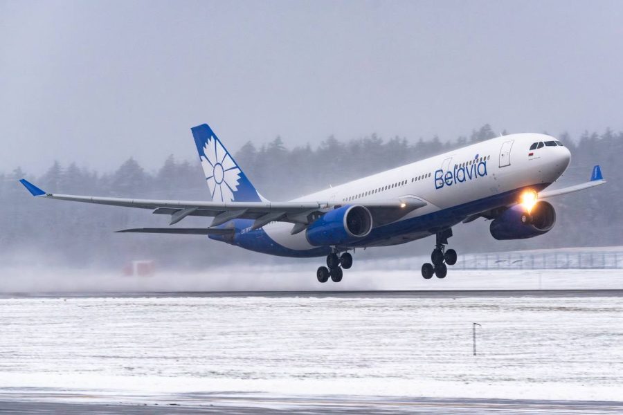 Самолет Белавиа взлет зима полет зимний отдых куда полететь