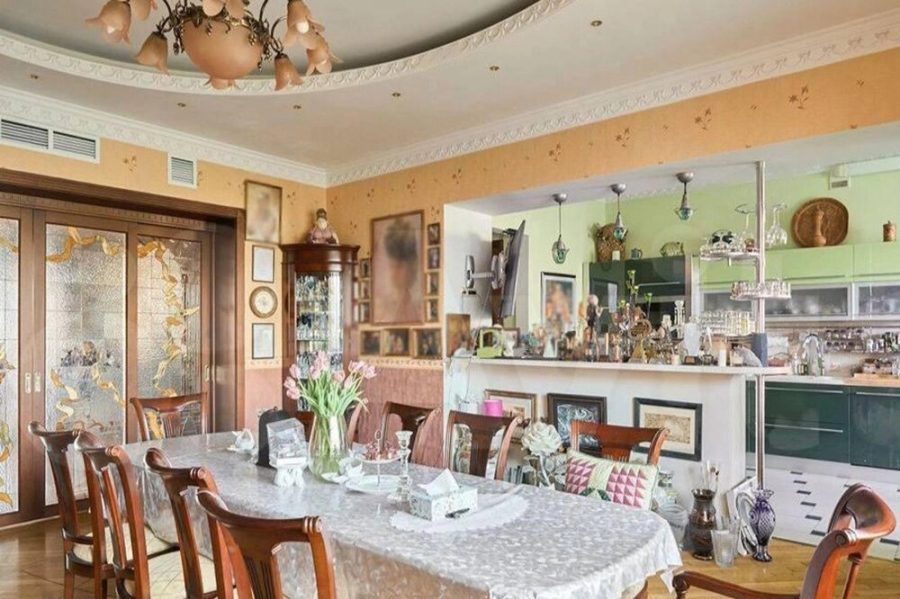 Гостиная обеденный стол квартира Долиной