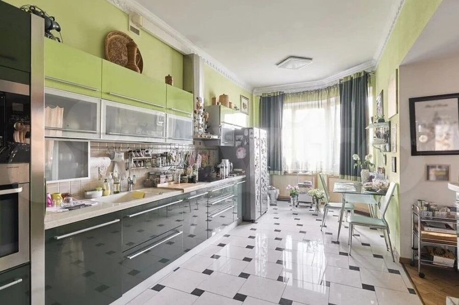 Кухня в квартире Ларисы Долиной