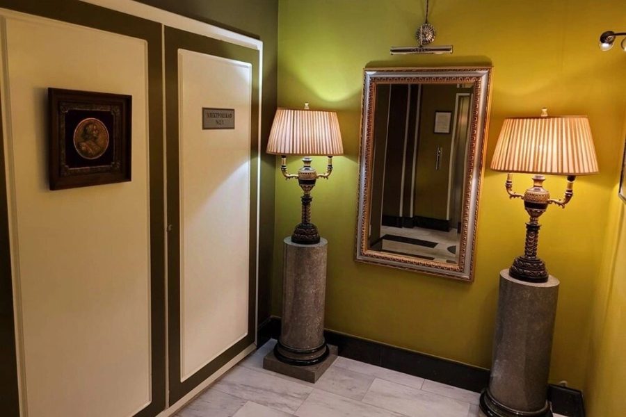 Подъезд в доме где квартира Долиной