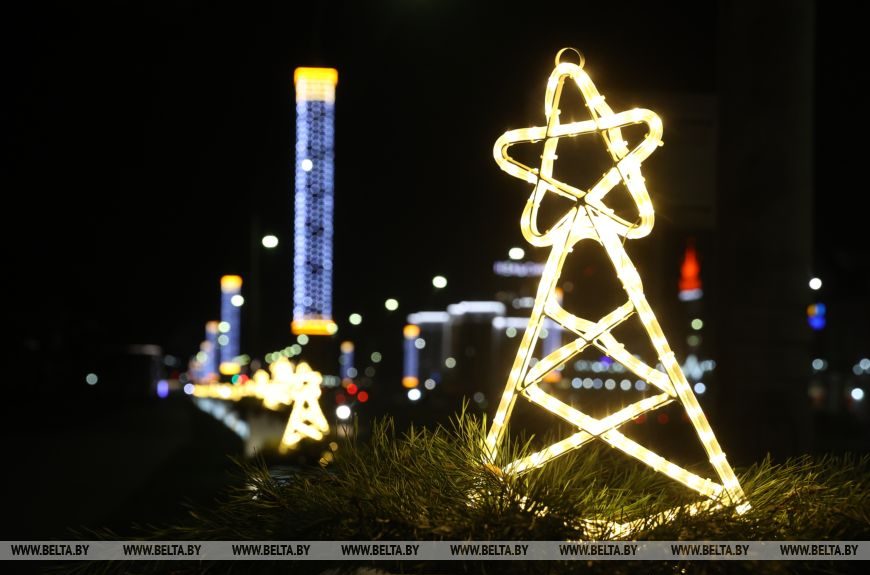 Новогоднее украшение Бреста звезда елка иллюминация 