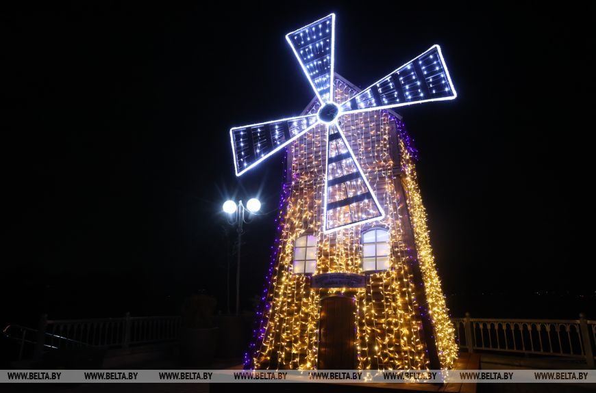 Украшение мельницы к Новому году Брест