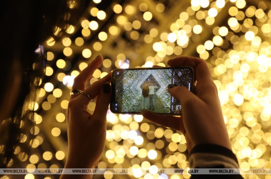 Фотография на телефон новогодней иллюминации в Бресте