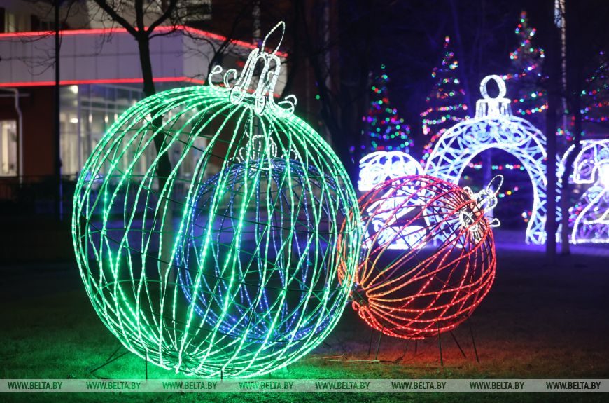 Елочные шары в Бресте праздник украшение