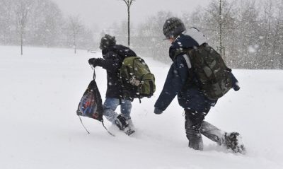 дети идут по сугробам в школу