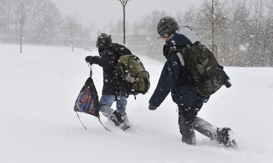 дети идут по сугробам в школу