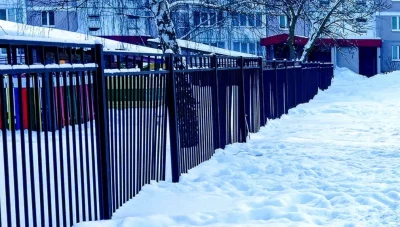 сломанный забор детского садика в Заславле горка тюбинг