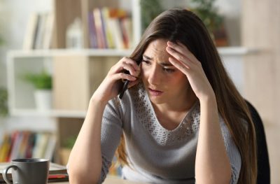 женщина обеспокоенно говорит по телефону мошенничество в Минске 40 тысяч рублей обман лечение