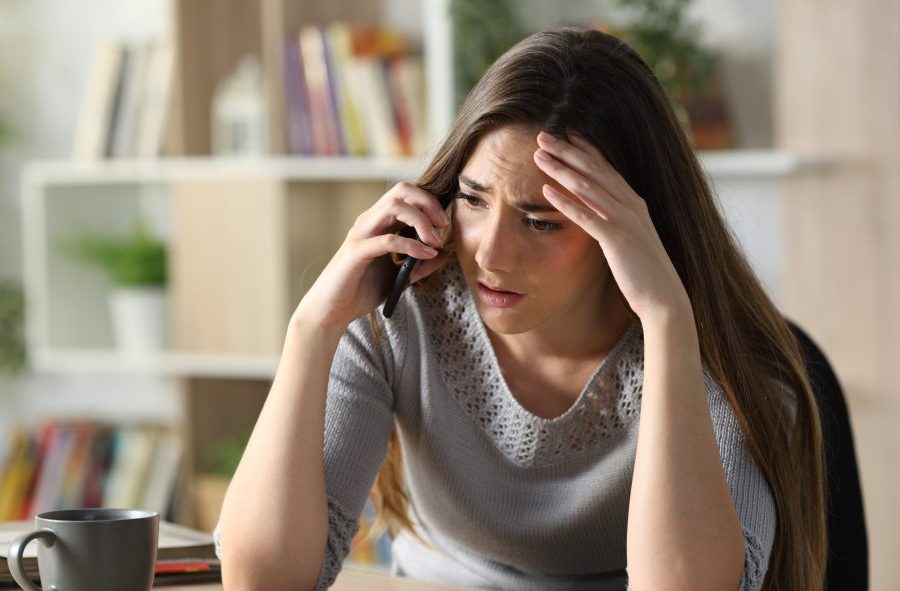 женщина обеспокоенно говорит по телефону мошенничество в Минске 40 тысяч рублей обман лечение