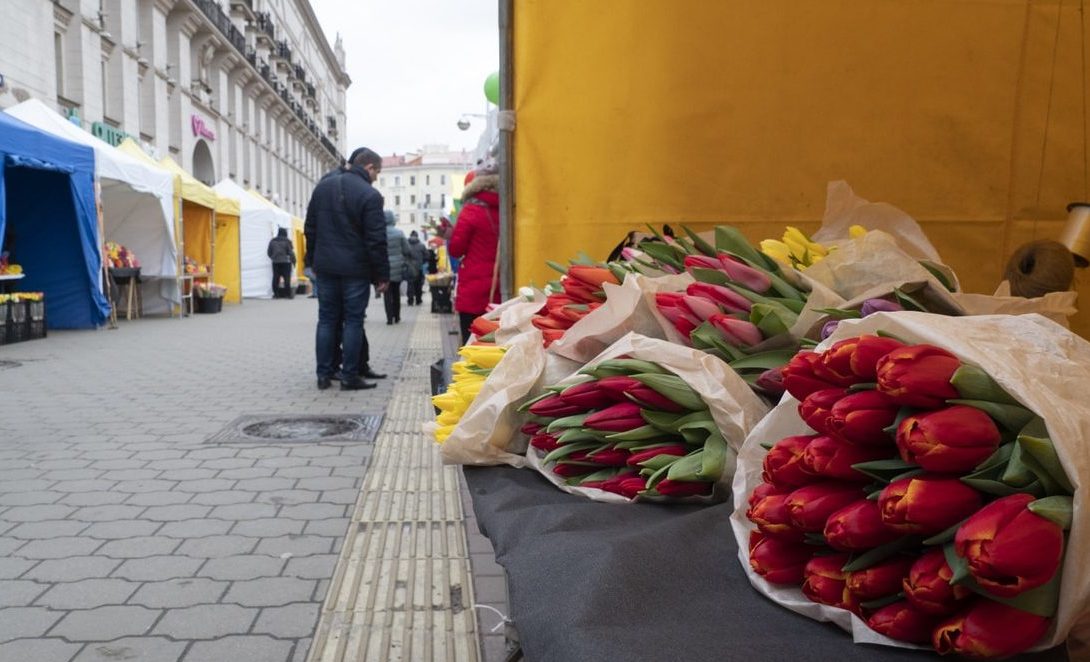 торговля цветами на улице Минск цветы на 8 марта