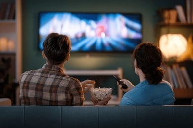 Главные сериалы декабря 2025: когда зима становится кинематографичнее